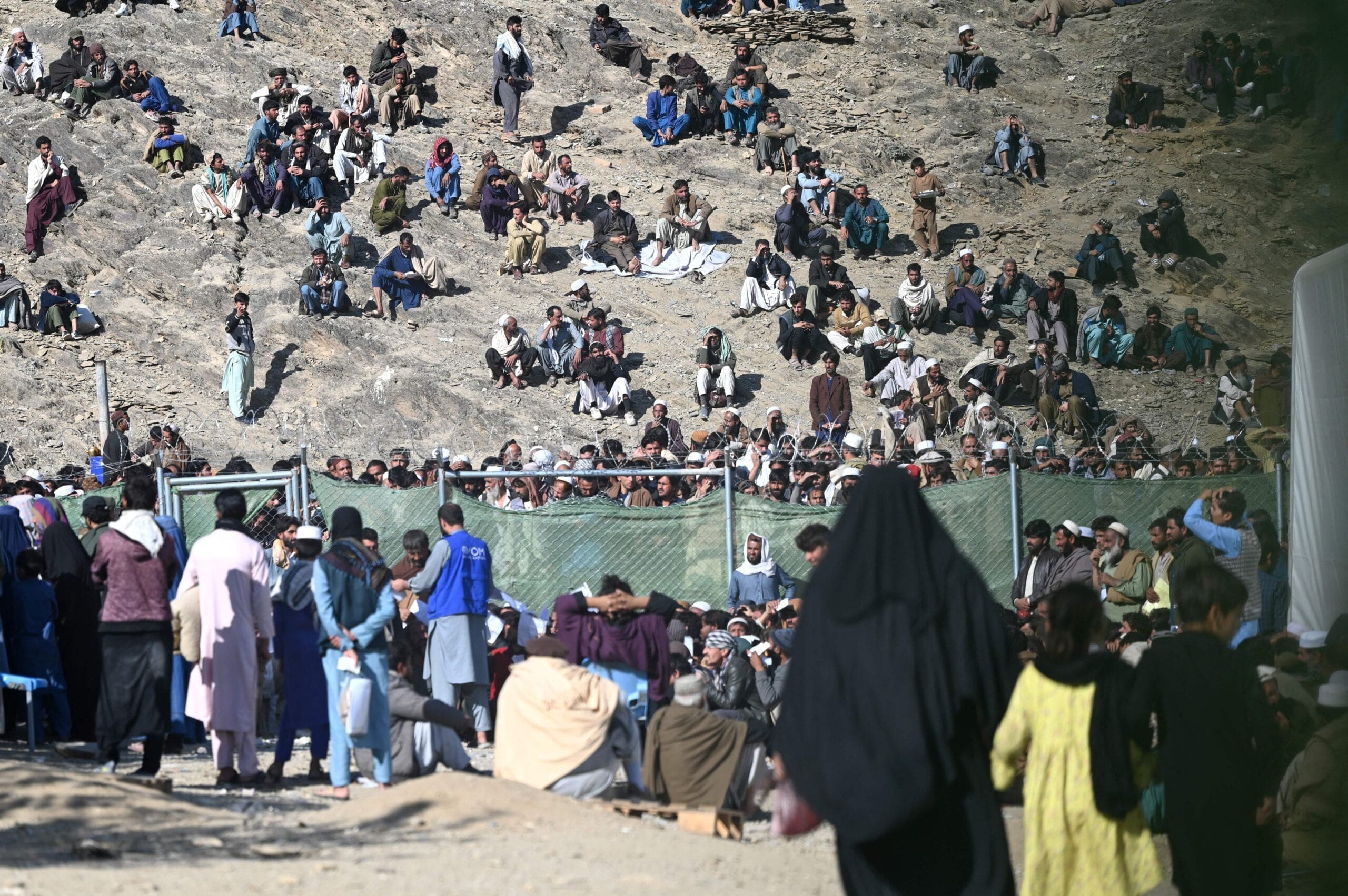 المسؤولون الباكستانيون يدافعون عن قوانين الهجرة المحلية تزامنا مع حملة طرد للاجئين