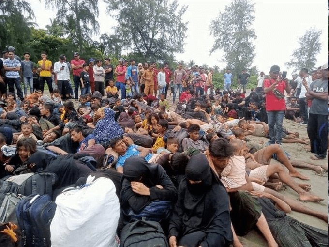 150 من الروهينجا يصلون أندونيسيا بعد أسابيع من التيه في البحر 2 image 1