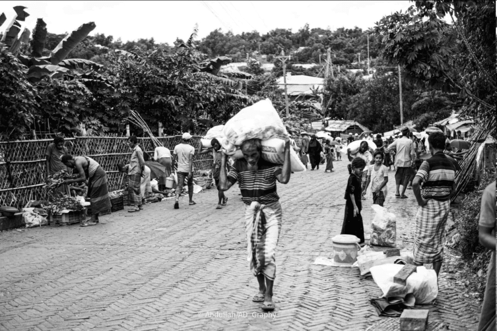 150 من الروهينجا يصلون أندونيسيا بعد أسابيع من التيه في البحر 3 image