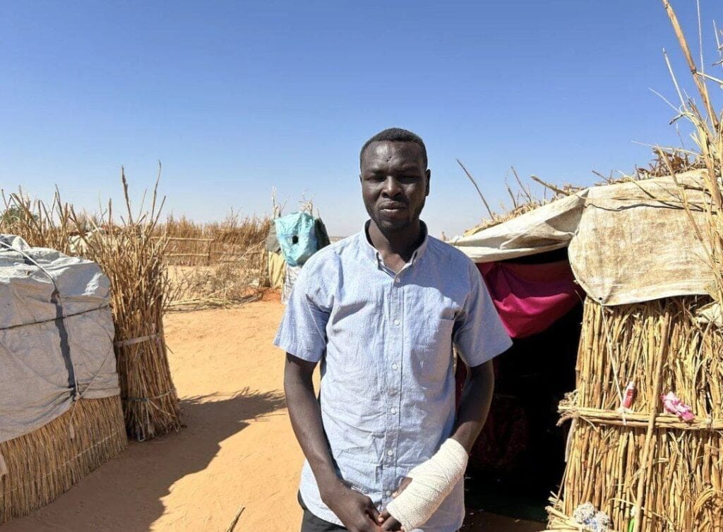 حمادي أحمد آدم، 36 عاما، يعيش في مخيم للاجئين في تشاد. قال إنه أسر في مجموعة من 21 رجلا. تم أخذ أربعة منهم لاستعبادهم ، لكن تم نقل الآخرين إلى مركز تعذيب. قتل معظم الرجال لكن آدم ، الذي أصيب فقط ، هرب بلعب دور ميت