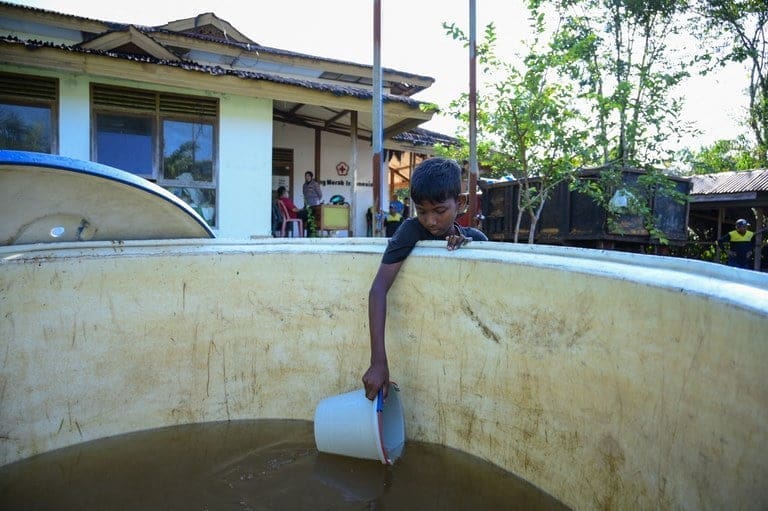 لاجئ من الروهينجا وصل حديثا، يسحب المياه من بئر في مبنى الصليب الأحمر الإندونيسي، وهو مأوى مؤقت في قرية سواك ني، غرب آتشيه، مقاطعة آتشيه، إندونيسيا