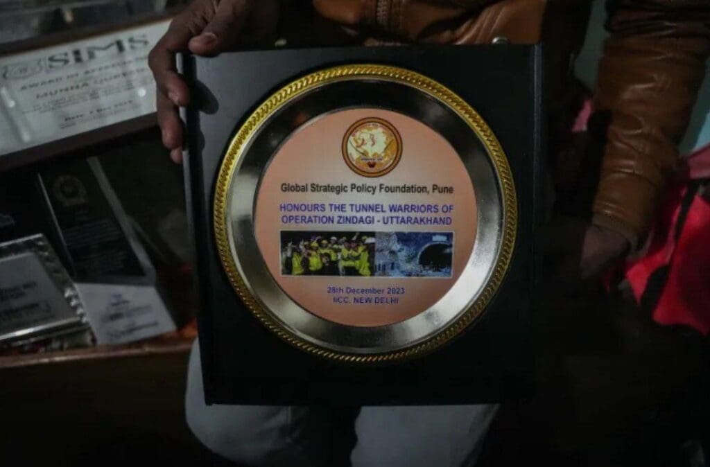 إحدى الجوائز التي فاز بها حسن وفريقه لإنقاذ 41 من عمال الأنفاق المحاصرين في ولاية أوتارانتشال شمال الهند في ديسمبر