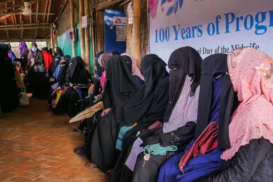 "الحياة لا معنى لها": اليأس في كوكس بازار حيث تهدد الأمراض المزمنة المخيمات 4 مرضى ينتظرون في مركز الرعاية الصحية الأولية التابع لمنظمة أطباء بلا حدود في مخيم جامتولي، منطقة كوكس بازار، بنغلاديش