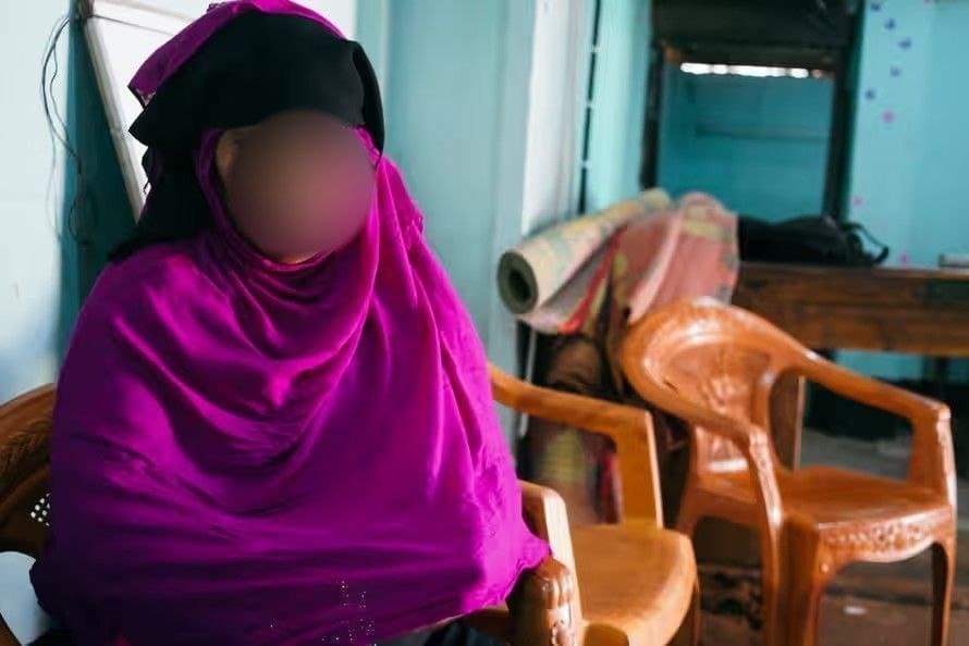 دفعت عبيدة خاتون، 50 عاما، وأقاربها فدية قدرها 2000 جنيه إسترليني للمهربين الذين احتجزوا ابنتها ريحانة بيغوم بعد أن وعدوا بنقلها إلى إندونيسيا على متن قارب.