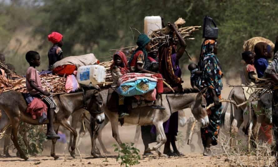 لاجئون سودانيون بالقرب من حدود السودان وتشاد.