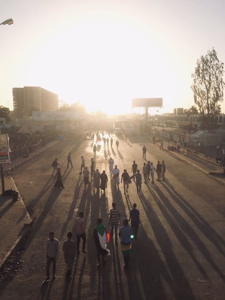 مئات اللاجئين السودانيين يفرون من الصراع إلى مخيمات في أوغندا 76 مئات اللاجئين السودانيين يفرون من الصراع إلى مخيمات في أوغندا