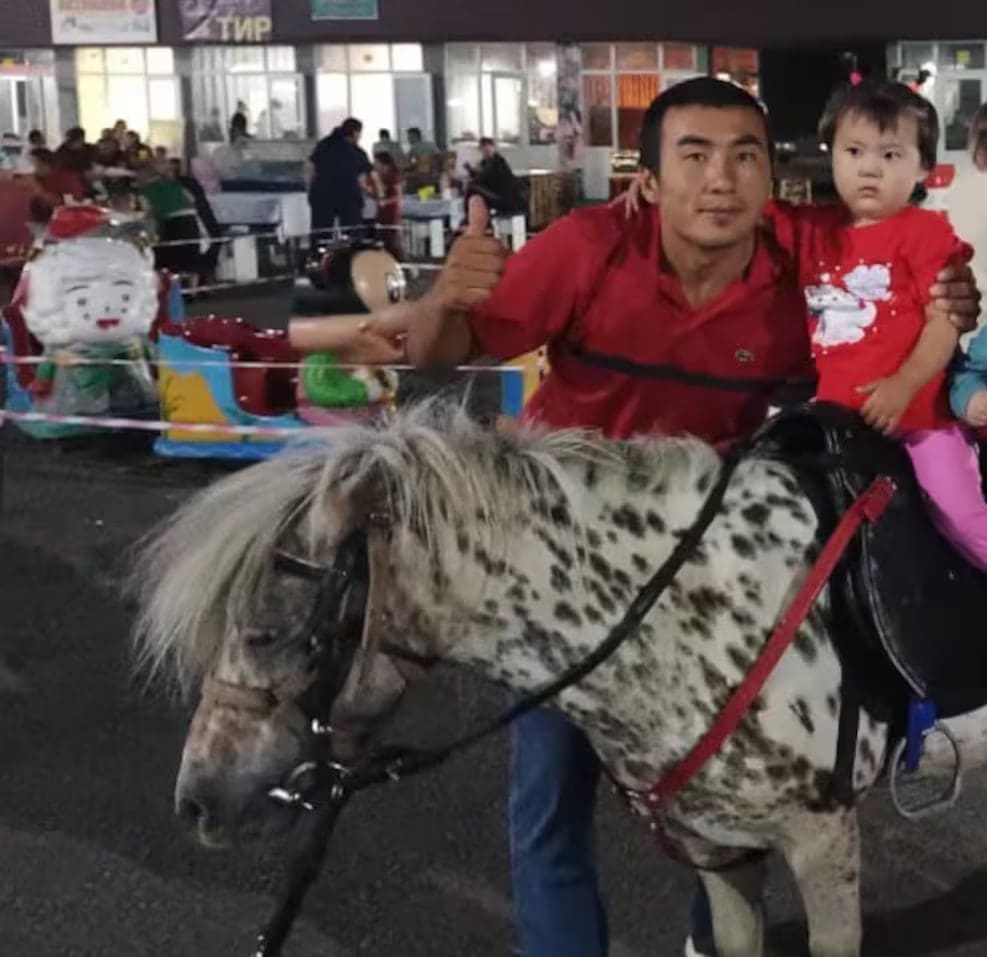 رجل من كازاخستان يعود من الصين مهزومًا، في حالة عقلية متغيرة 1 photo ٢٠٢٥ ٠٢ ١٨ ١٢ ٠٠ ٣٦