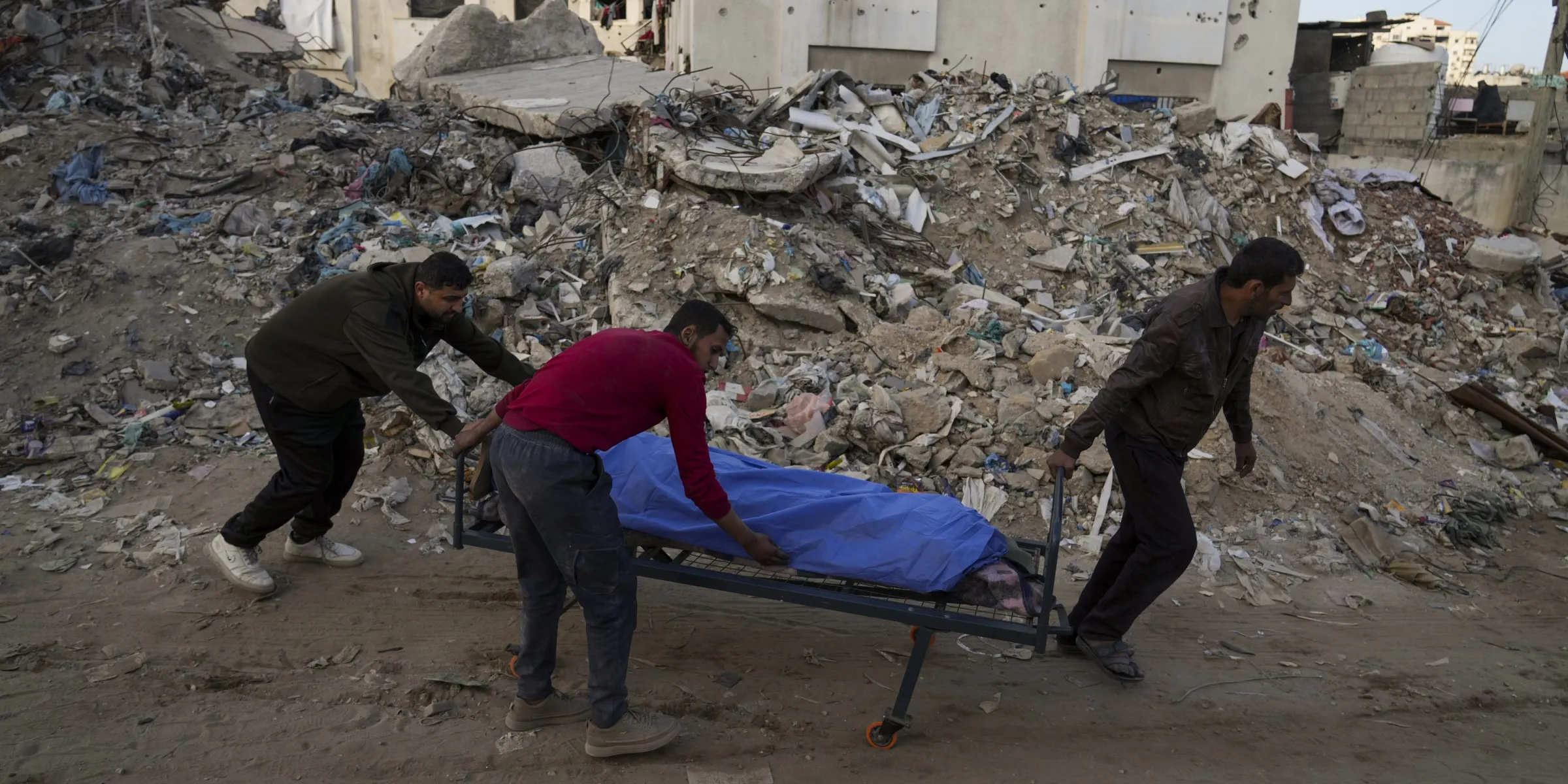 لقد انتهكت "إسرائيل" وقف إطلاق النار في غزة منذ البداية. لماذا لا تخبرك وسائل الإعلام بذلك؟ 69 AP25077222472691 e1742387260801