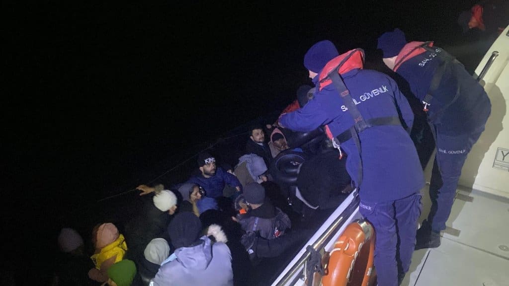 مقتل ما لا يقل عن 16 لاجئا بعد غرق قوارب بين تركيا واليونان