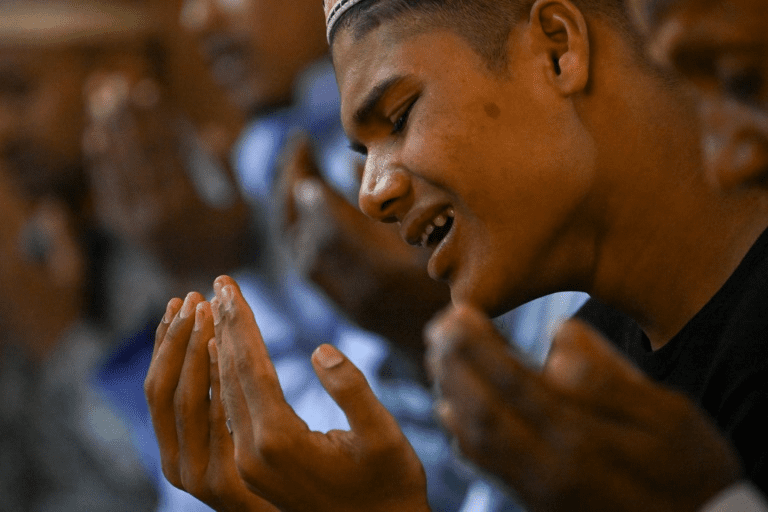 اليائسون من الروهينجا يحتفلون بالعيد في طي النسيان الإندونيسي 3 image 1