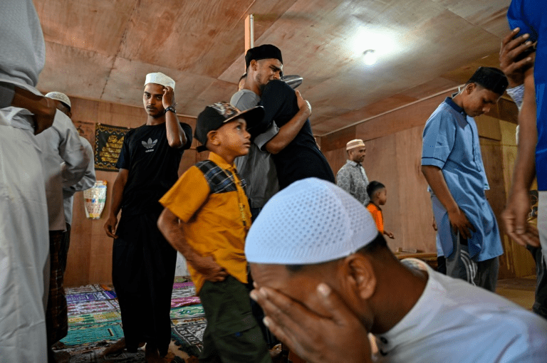 اليائسون من الروهينجا يحتفلون بالعيد في طي النسيان الإندونيسي 2 image