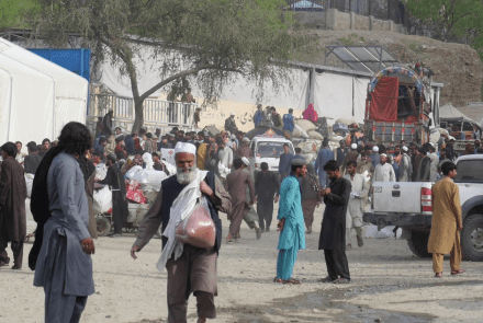 آلاف المهاجرين الأفغان يُعادون قسرًا من باكستان