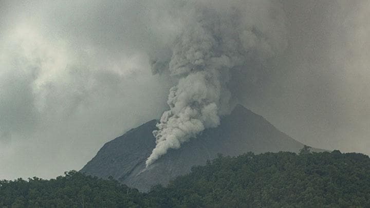 إندونيسيا ترفع حالة التأهب إلى أعلى مستوى بسبب بركان ليوتوبي لاكي لاكي