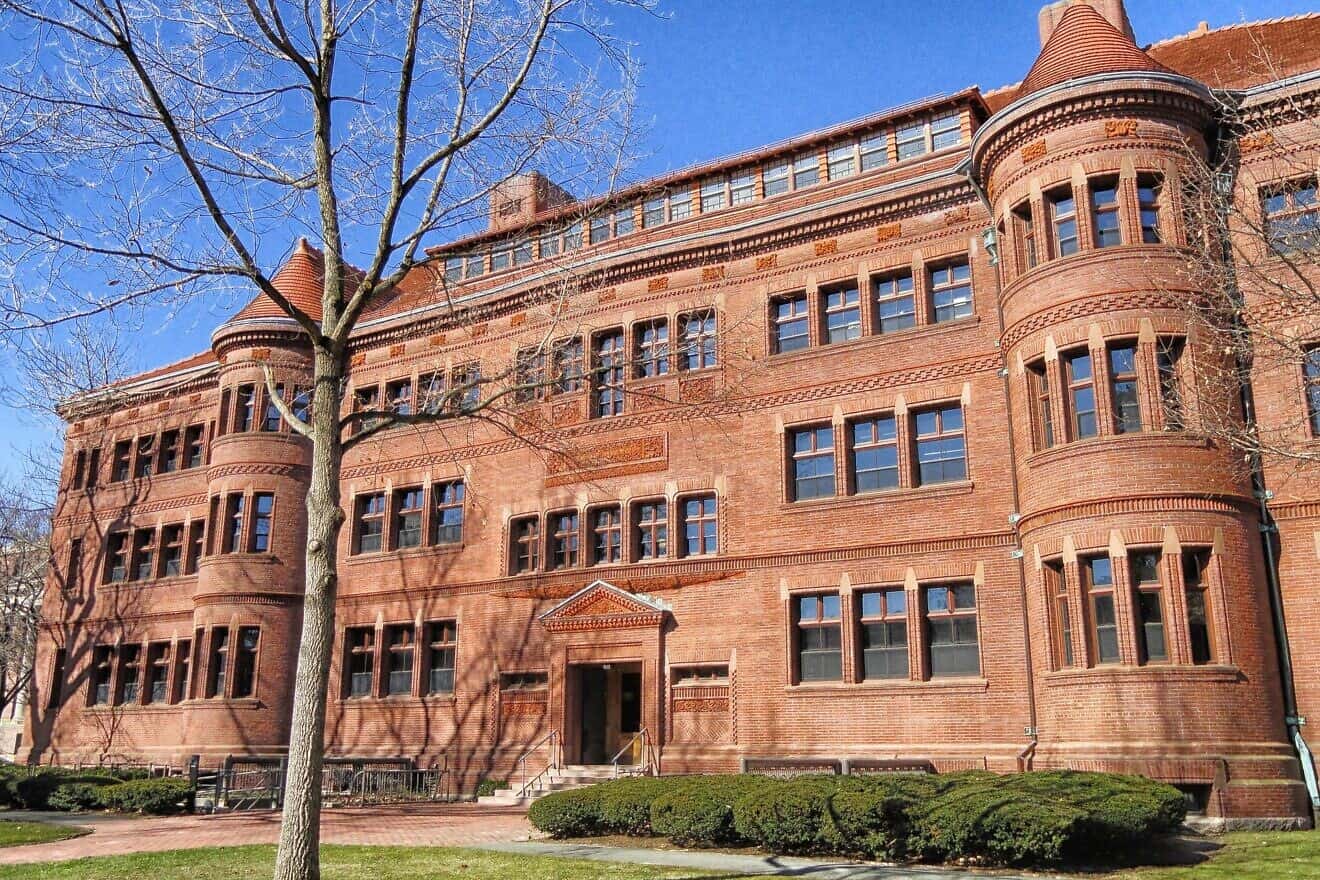 إدارة ترامب توقف قدرة هارفارد على تسجيل الطلاب الدوليين 45 Harvard University Building in Cambridge Mass 1320x880 1
