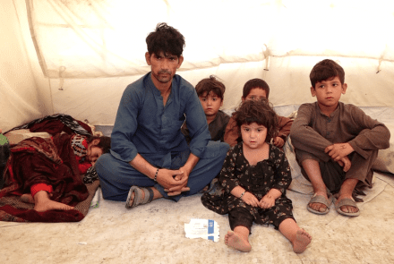 أفغان مُرحَّلون يروُون تعرّضهم لمعاملة لا إنسانية على يد الشرطة الباكستانية