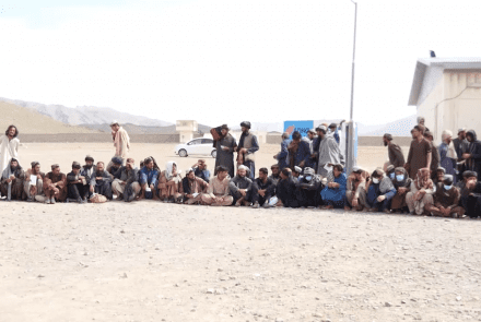 الأفغان المرحّلون: السجون الباكستانية “غرف تعذيب”