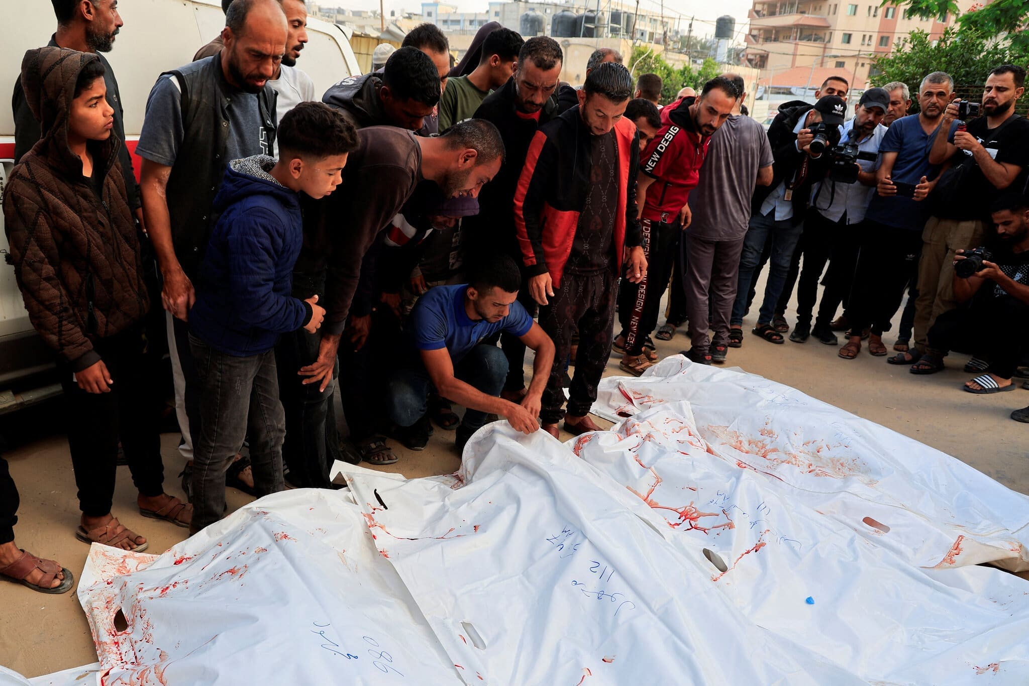 جنود إسرائيليون يطلقون النار قرب موقع إغاثة في غزة، ومسؤولون في غزة يؤكدون مقتل 27 شخصًا 5 03gaza aid 01 fltj superJumbo