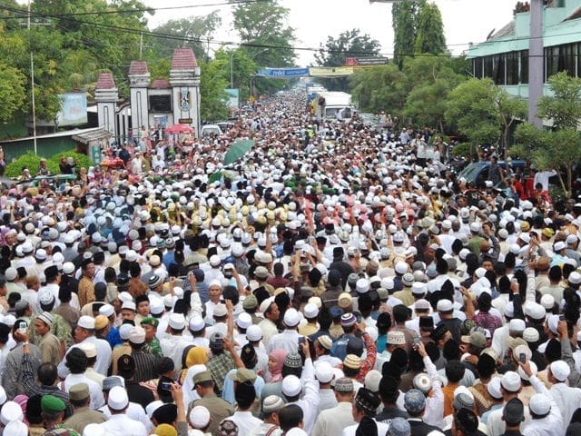 Puluhan Ribu Peziarah Mengiringi Pemakaman KH Abdullah Faqih – TUBAN NEWS ONLINE