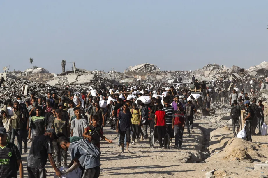 AA 20250803 38738422 38738407 GAZANS STARVED BY ISRAEL FLOCK TO ZIKIM AID DISTRIBUTION POINT FOR LIMITED FLOUR scaled e1754292497801