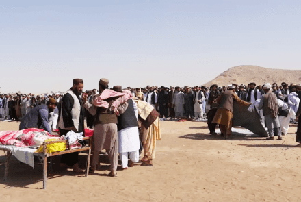 الغارات الجوية الباكستانية الأخيرة على سبين بولدك تودي بحياة أربعين شخصًا وتُصيب مئةً وسبعين آخرين