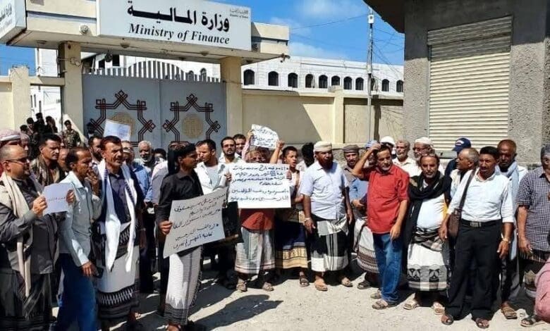 مظفون اليمنيون النازحون إلى عدن يحتجون أمام وزارة المالية إعلام محلي 780x470 1