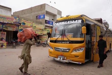 المهاجرون الأفغان يقولون إن الاعتقالات والضغوطات ازدادت في باكستان