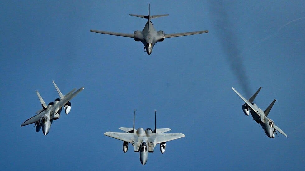 القوتان الجويتان الأمريكية والإسرائيلية تهيمنان بشكل كامل على أجواء إيران وتقوضان أركان النظام الإيراني 61 القوتان الجويتان الأمريكية والإسرائيلية تهيمنان بشكل كامل على أجواء إيران وتقوضان أركان النظام الإيراني