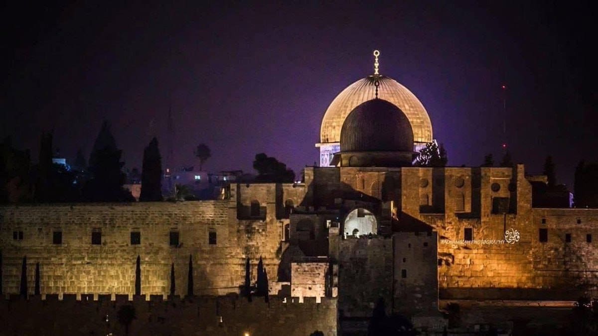 يقترب المسجد الأقصى من إتمام شهرٍ كامل من الحصار والإغلاق وتعطيل الأذان والصلاة فيه