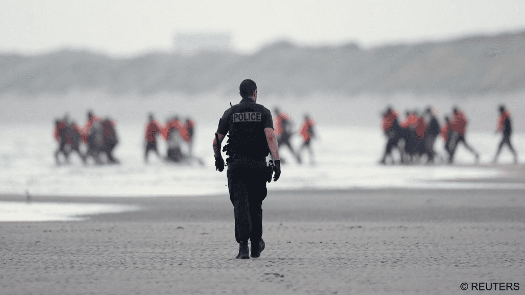 لقي أربعة مهاجرين على الأقل حتفهم أثناء محاولتهم عبور القناة الإنجليزية 4 image 70