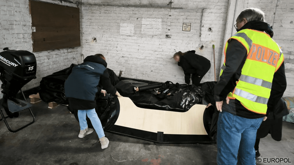 لقي أربعة مهاجرين على الأقل حتفهم أثناء محاولتهم عبور القناة الإنجليزية 5 image 71