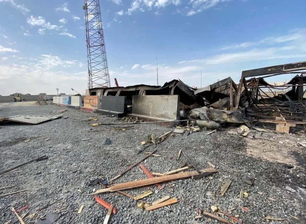 أضرار من هجوم الطائرات الإيرانية المسيرة الذي قتل ستة من أفراد الخدمة الأمريكية في الكويت في 1 مارس 2026.