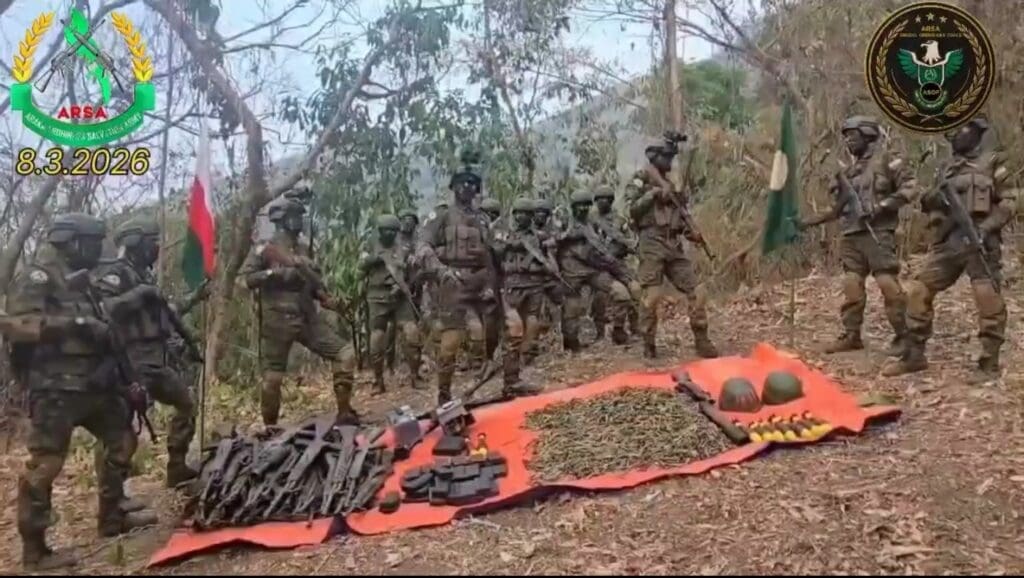 جيش إنقاذ الروهينجا في أراكان (ARSA) ينشر مقطع فيديو تم تصويره قبل شهر يظهر الغنائم التي حصل عليها من جيش أراكان (البوذي). 1 ٢٠٢٦٠٤٠٩ ١٩٠٦٠٠