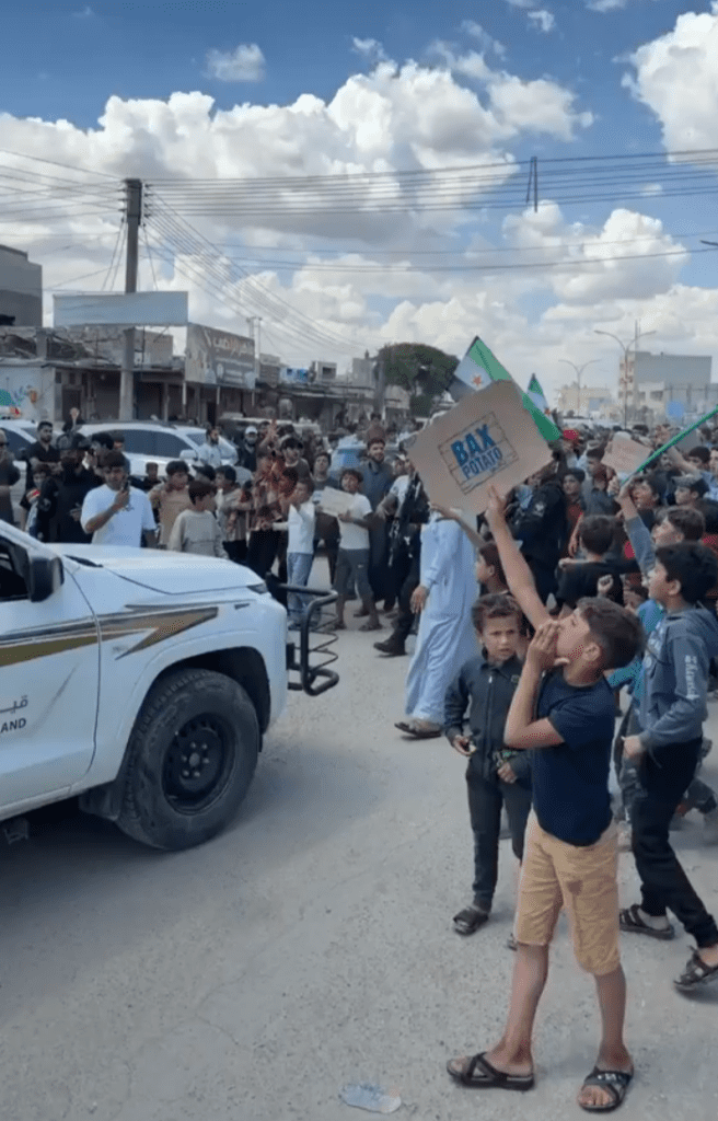 وقفة احتجاجية في مدينة الرقة ضد قرار هدم منازل في منطقة السكة 4 IMG ٢٠٢٦٠٥٢٢ ١٩٣١٥١
