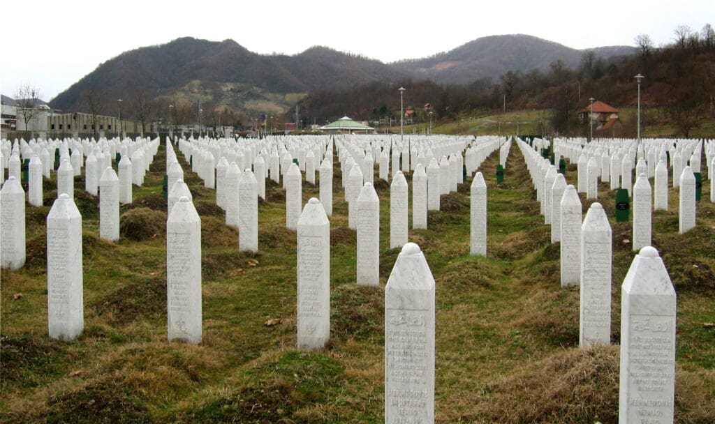 السجن 15 عامًا لجندي صربي بوسني سابق أدين بقتل مدنيين مسلمين خلال حرب البوسنة 10 Srebrenica massacre memorial gravestones 2009 1 1