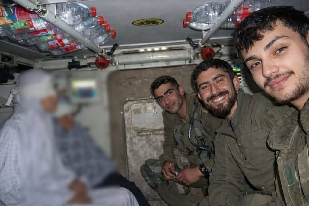لا تزال عائلات المختفين قسراً في غزة تبحث عن إجابات 5 soldier selfie imprisoned women gaza