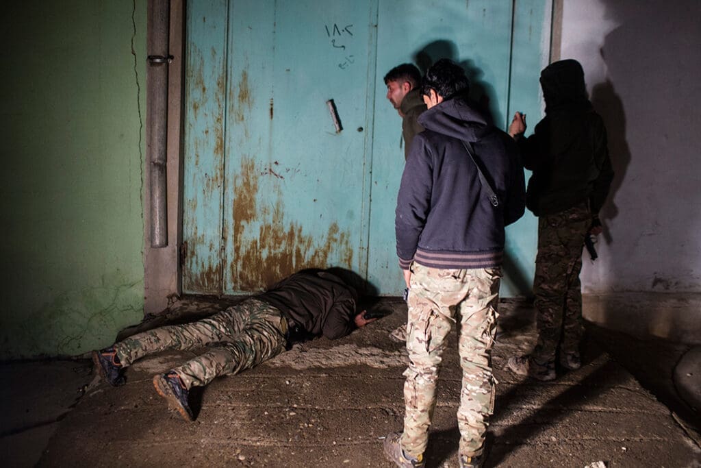 دير شبيغل: ليسوا أبطالًا، بل وحوشًا: تقرير يكشف كيف قامت القوات العراقية وميليشياتها بتعذيب المدنيين واغتصابهم وقتلهم 32 14 VII 00239989