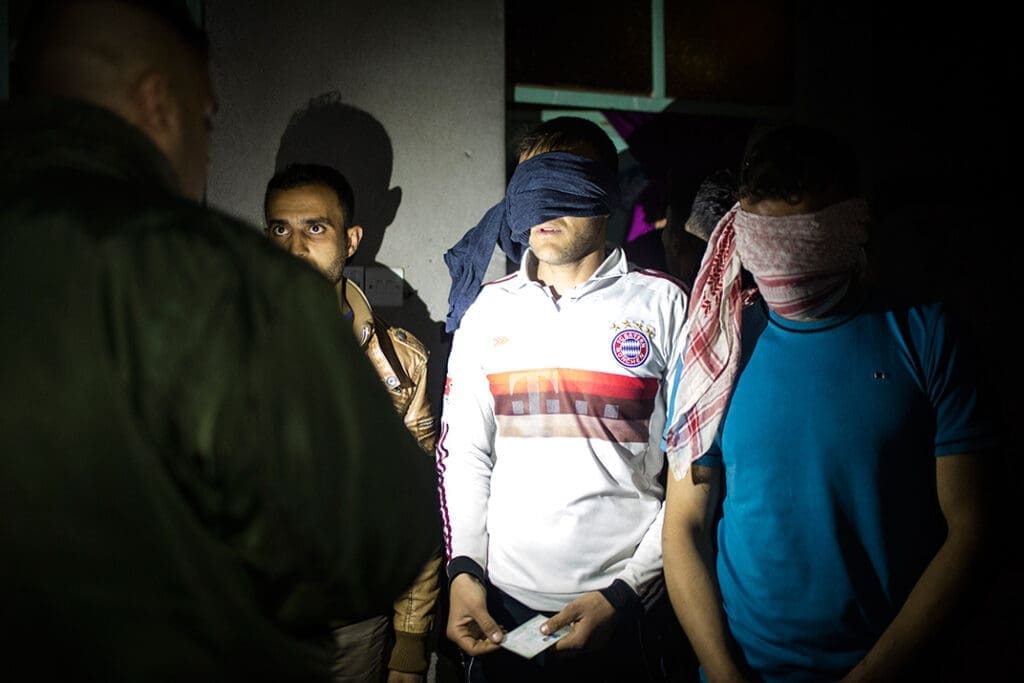 دير شبيغل: ليسوا أبطالًا، بل وحوشًا: تقرير يكشف كيف قامت القوات العراقية وميليشياتها بتعذيب المدنيين واغتصابهم وقتلهم 31 19 VII 00239993