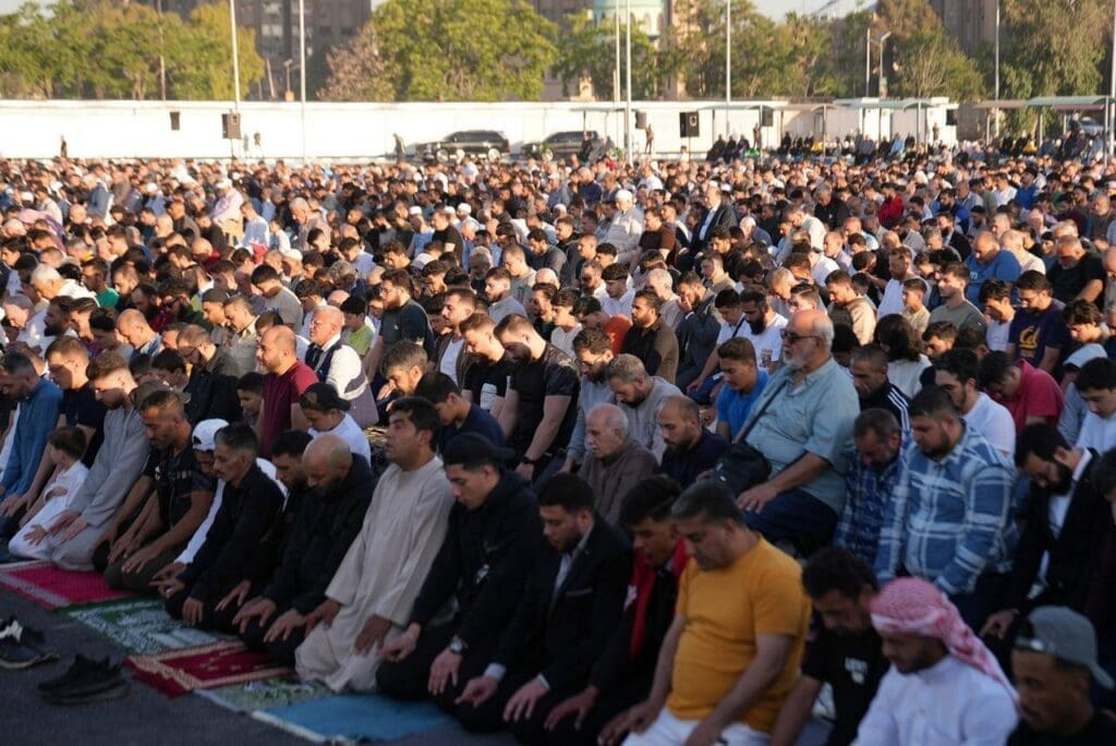 أبرز الصور لصلاة عيد الأضحى في العالم 12 2ce0ce10 85c1 4862 8cba 941d73ea020e