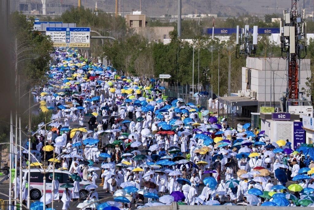 أبرز الصور التي وثقت تأدية ضيوف الرحمن لمناسك الحج 23 HJP47GfWMAA0DGi