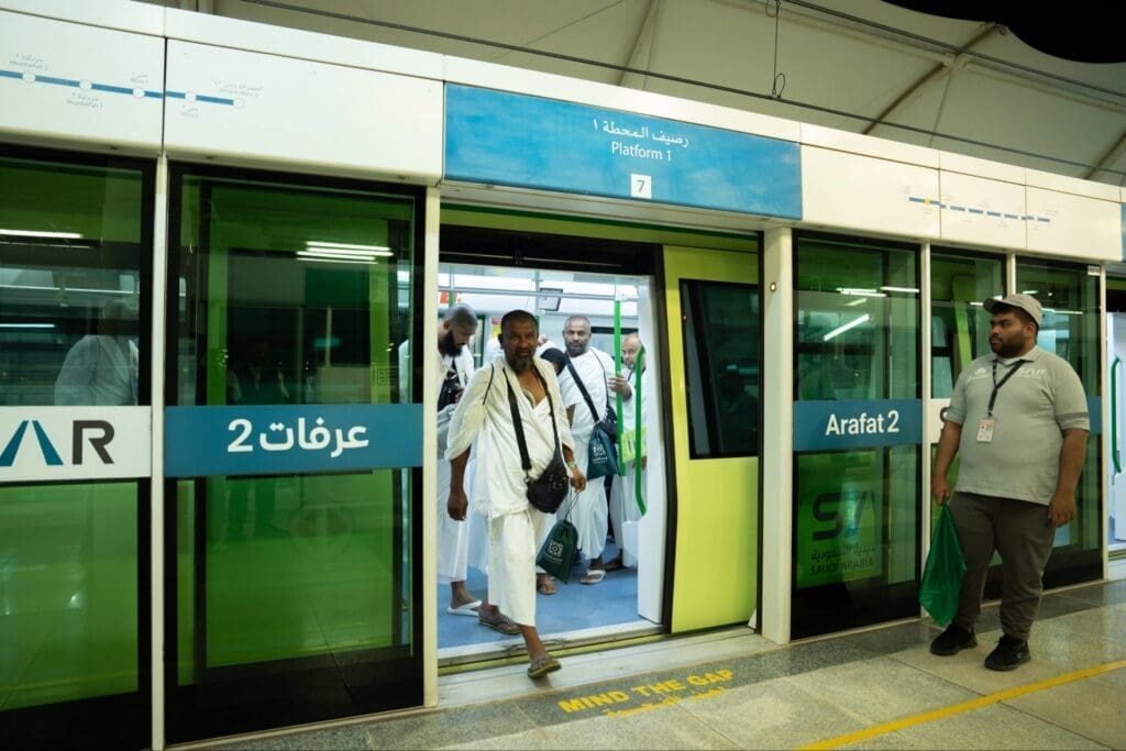 أبرز الصور التي وثقت تأدية ضيوف الرحمن لمناسك الحج 21 HJP47GgXYAAZM2w