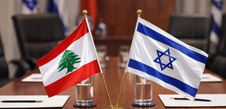 علم لبنان وعلم إسرائيل على طاولة مفاوضات رسمية تبحث الهدنة والترتيبات الأمنية.