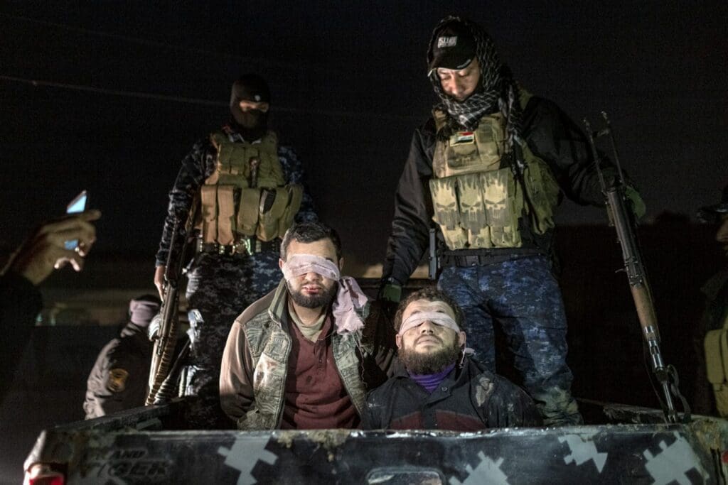 دير شبيغل: ليسوا أبطالًا، بل وحوشًا: تقرير يكشف كيف قامت القوات العراقية وميليشياتها بتعذيب المدنيين واغتصابهم وقتلهم 21 aa musol11750a 1536x1024 1