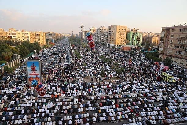 أبرز الصور لصلاة عيد الأضحى في العالم 25