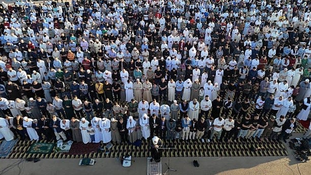 أبرز الصور لصلاة عيد الأضحى في العالم 13
